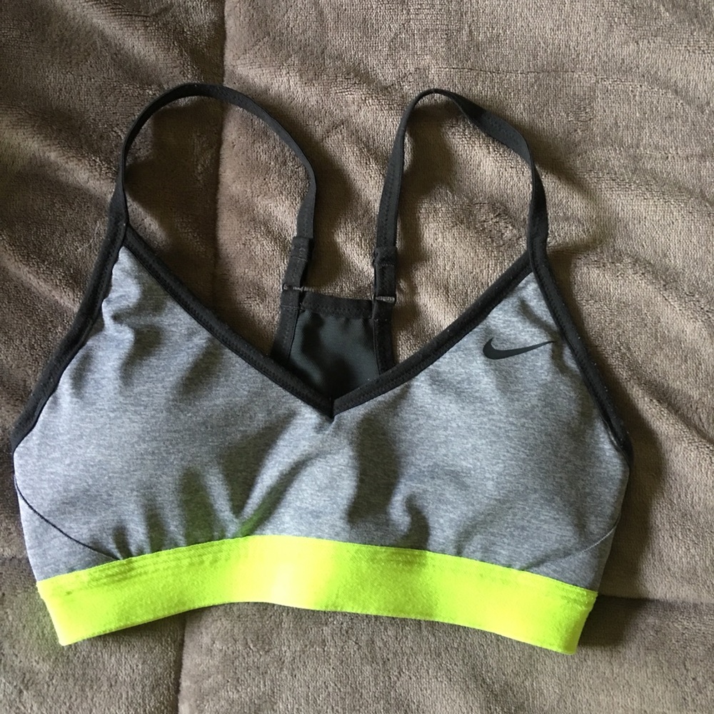 Nike sports bra 98% condition. Worn 2-3 times.